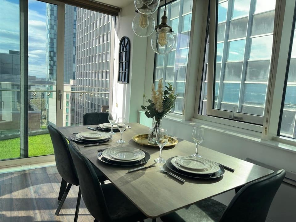 Balcony 60 Inch TV Penthouse City Centre with views Apartment in Liverpool