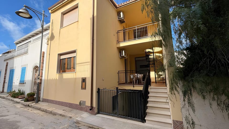 Property building, Facade/entrance, Off site