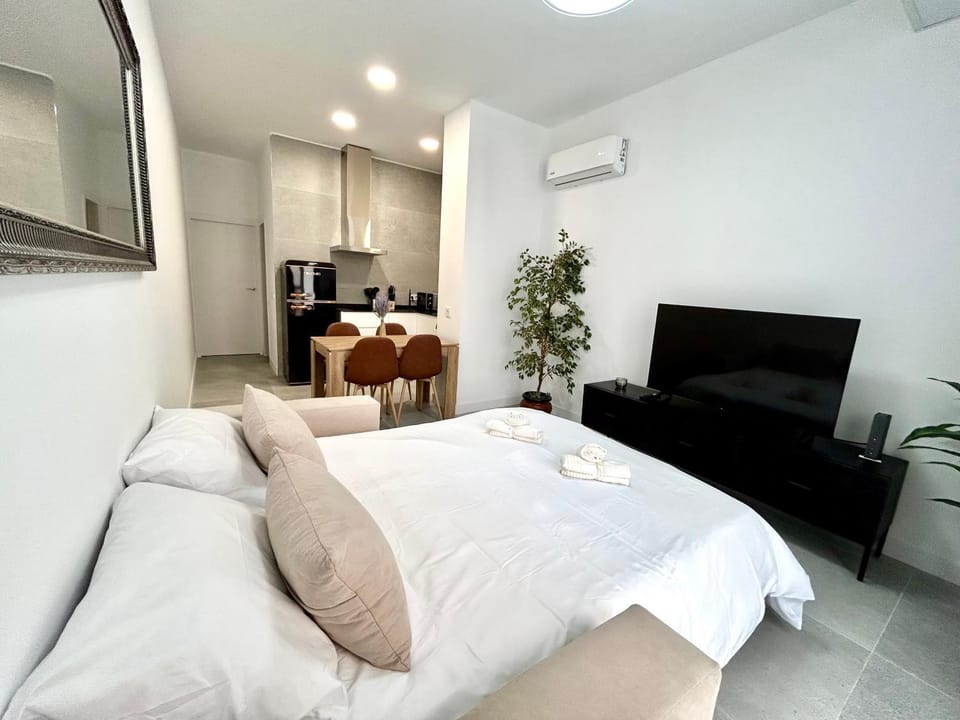 Valencia Getaway - Jacuzzi, Space & Comfort Apartment in Valencia