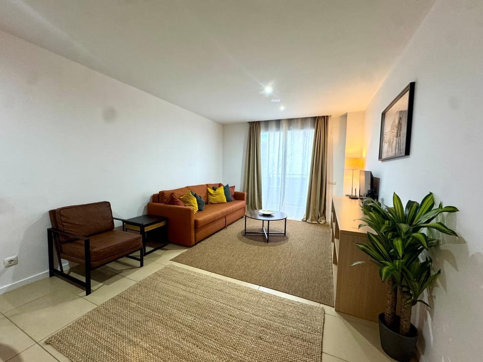 Bed, TV and multimedia, Living room, Seating area