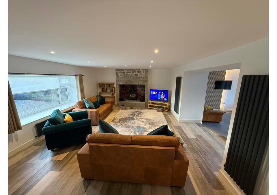 TV and multimedia, Living room, Photo of the whole room, Evening entertainment