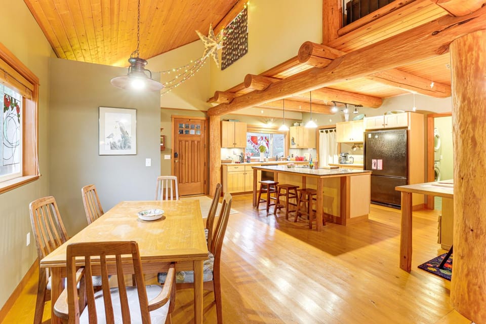 11 Mi to Olympic NP: Port Angeles Retreat w/ Deck House in Washington