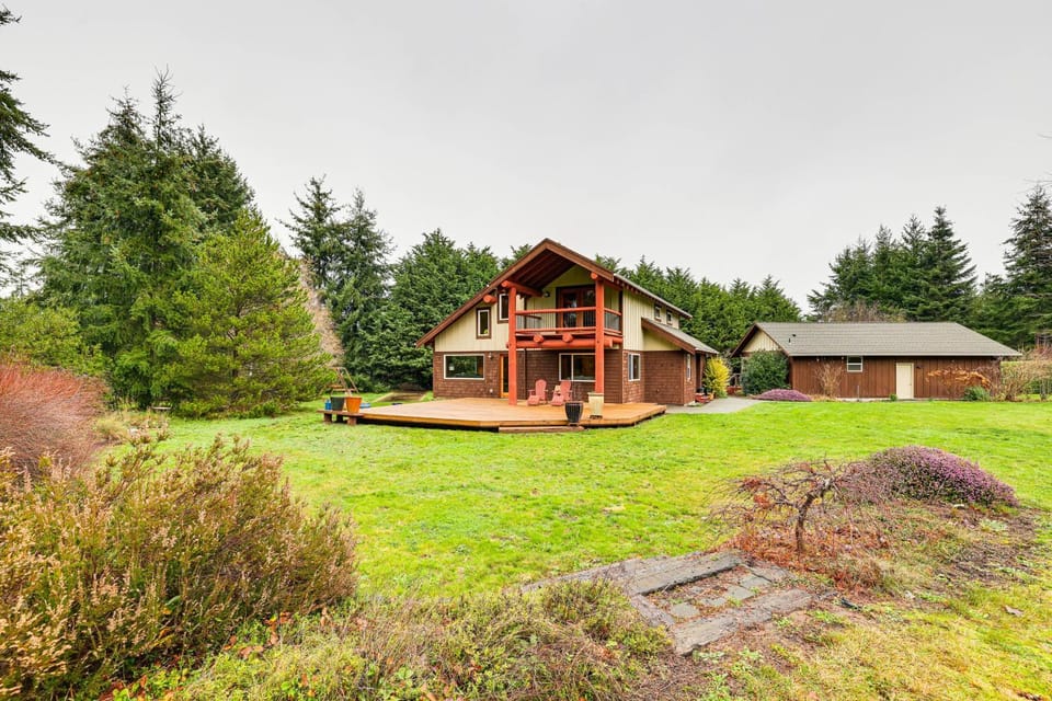 11 Mi to Olympic NP: Port Angeles Retreat w/ Deck House in Washington