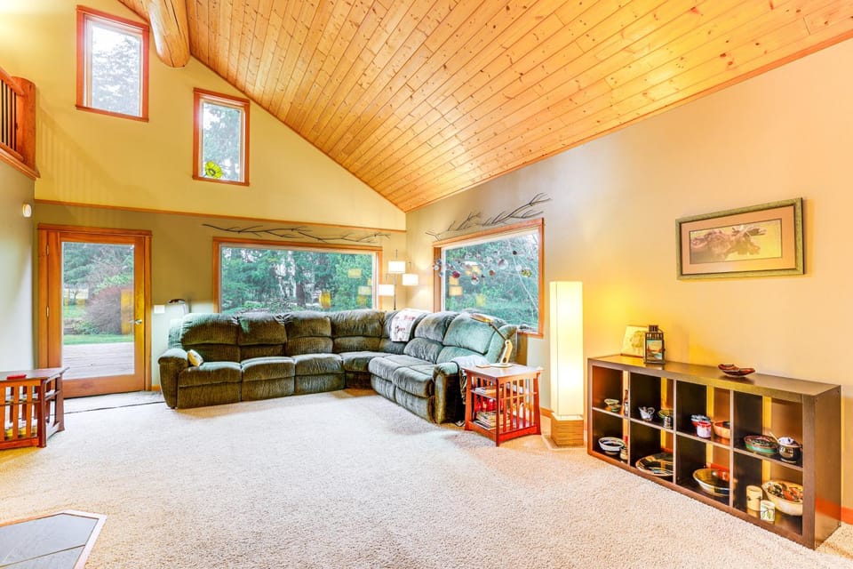 11 Mi to Olympic NP: Port Angeles Retreat w/ Deck House in Washington