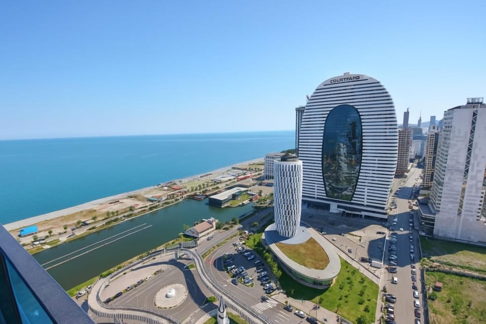Property building, Nearby landmark, Day, Neighbourhood, Natural landscape, Bird's eye view, City view, Sea view