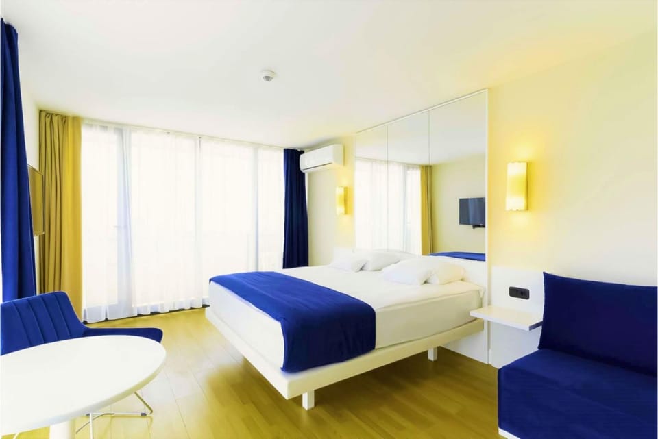 Bed, TV and multimedia, Photo of the whole room, Seating area, Bedroom, air conditioner