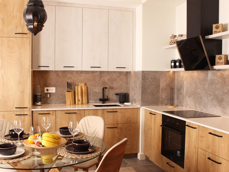 Coffee/tea facilities, Kitchen or kitchenette, Dining area, dishwasher, oven, stove, toaster