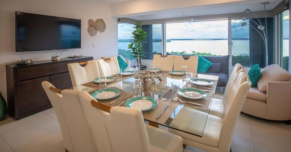TV and multimedia, Living room, Seating area, Dining area