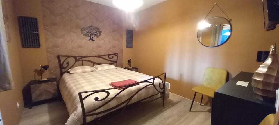 Bed, Photo of the whole room, Bedroom