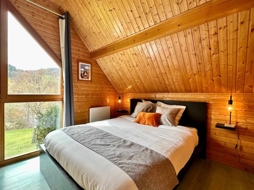 Bed, Photo of the whole room, Bedroom