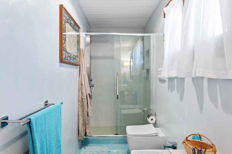 Shower, Toilet, Bathroom, bidet, towels