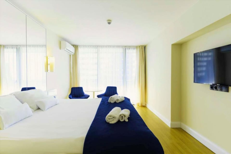 Bed, TV and multimedia, Photo of the whole room, Bedroom, towels