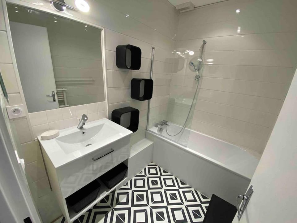 Bathroom, Bath, towels