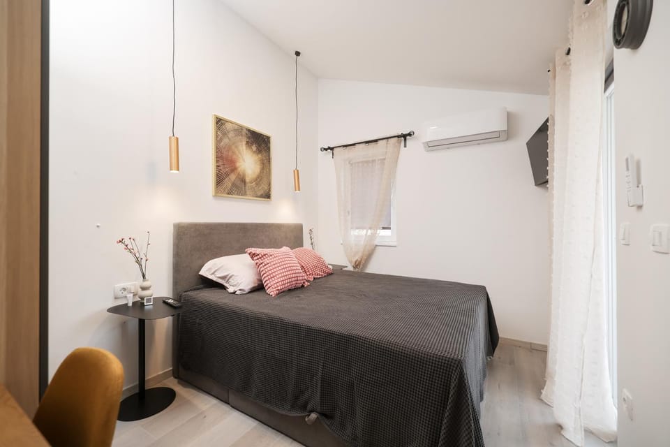 Bed, TV and multimedia, Photo of the whole room, Bedroom, air conditioner