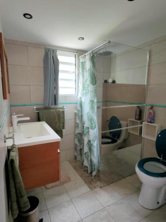 Shower, Toilet, Bathroom, towels