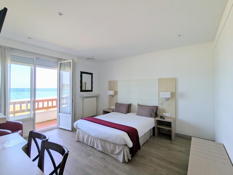 Bed, Natural landscape, View (from property/room), Balcony/Terrace, Photo of the whole room, Bedroom, Sea view