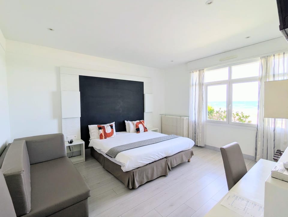 Photo of the whole room, Bedroom, Sea view