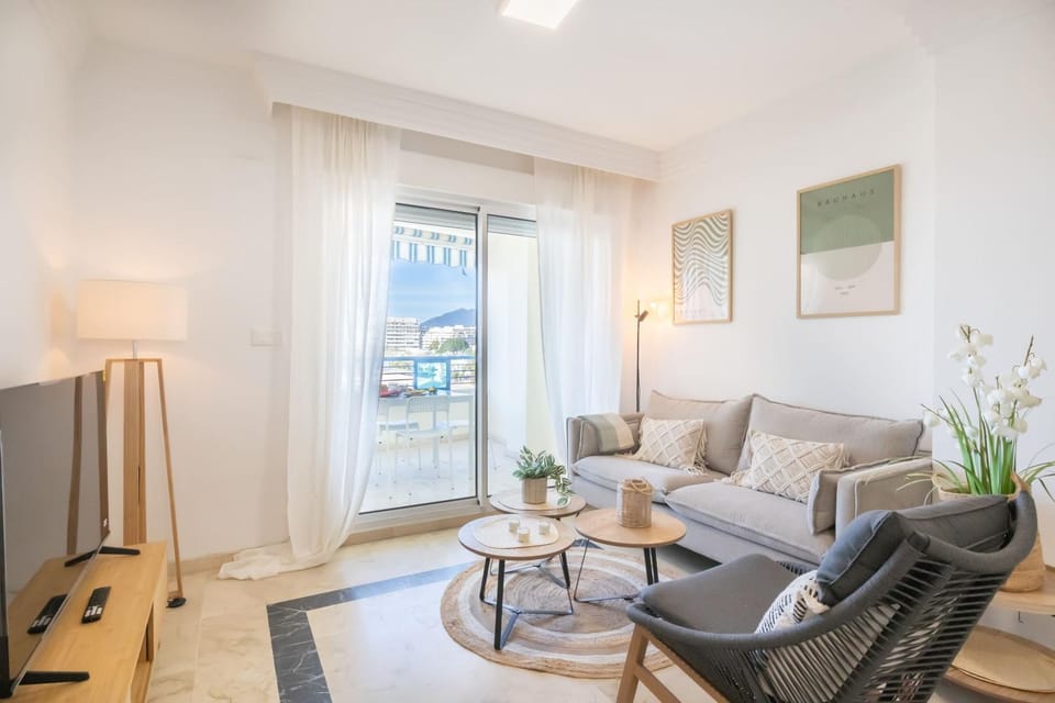 TV and multimedia, Living room, Seating area, Dining area, air conditioner