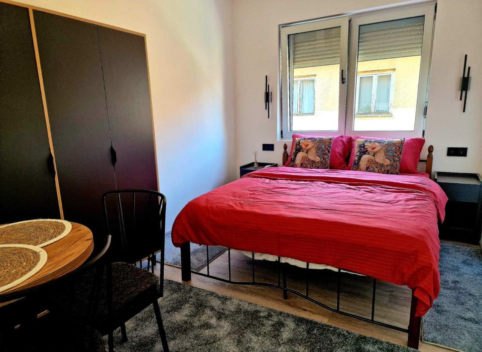 Bed, Photo of the whole room, Seating area, Bedroom, wardrobe