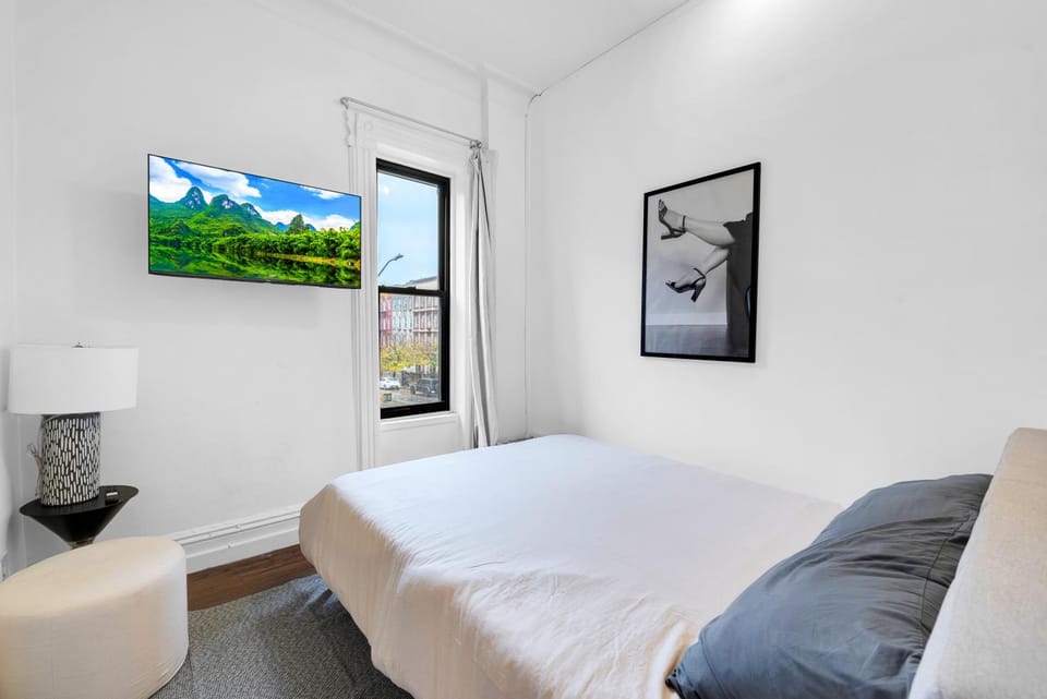 Bed, TV and multimedia, Photo of the whole room, Bedroom