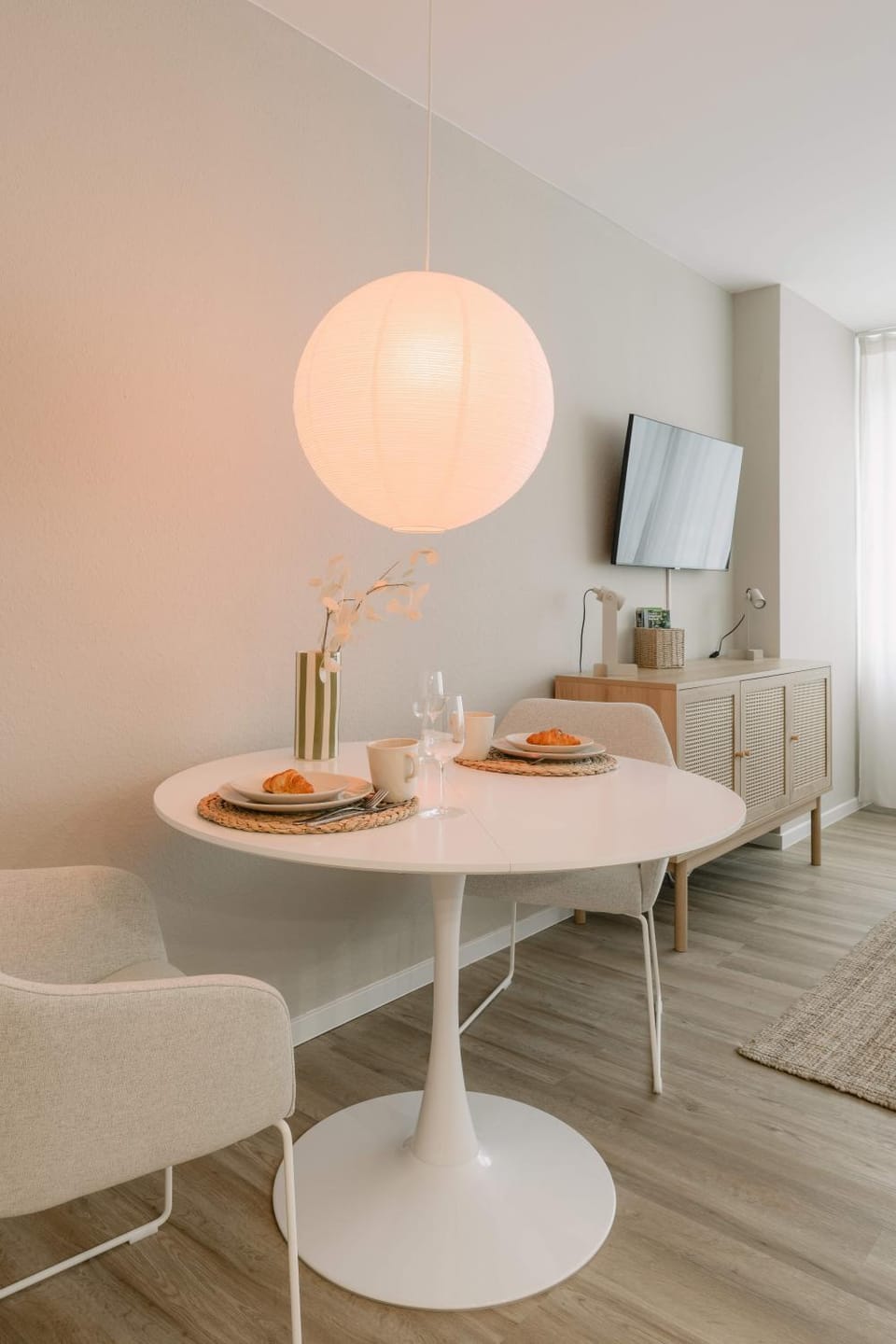 TV and multimedia, Living room, Seating area, Dining area