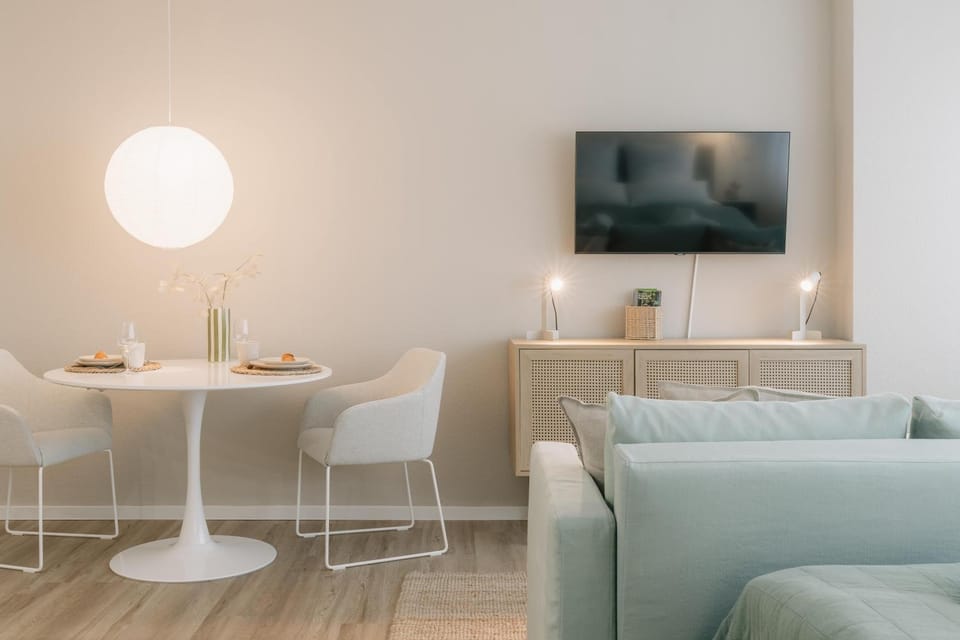 TV and multimedia, Living room, Seating area, Dining area