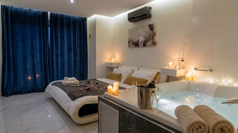 Hot Tub, Bedroom, towels