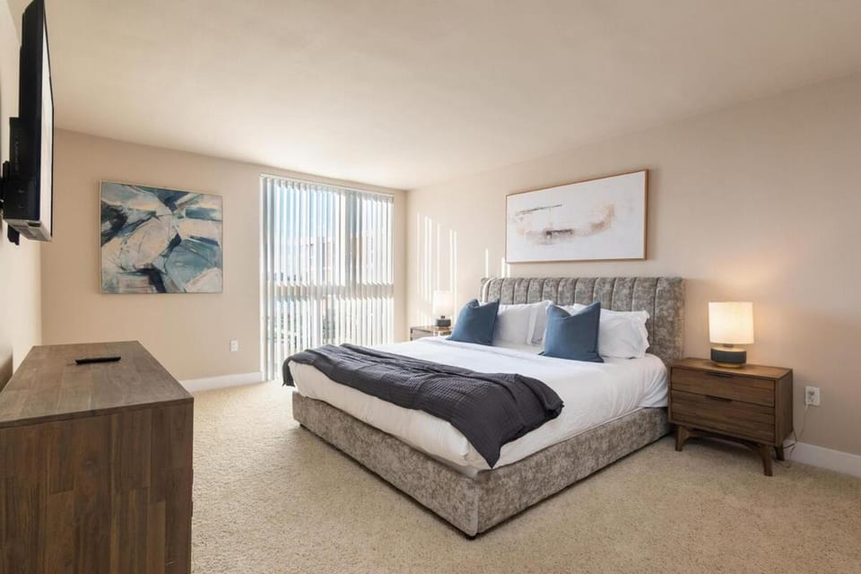 Bed, TV and multimedia, Photo of the whole room, towels