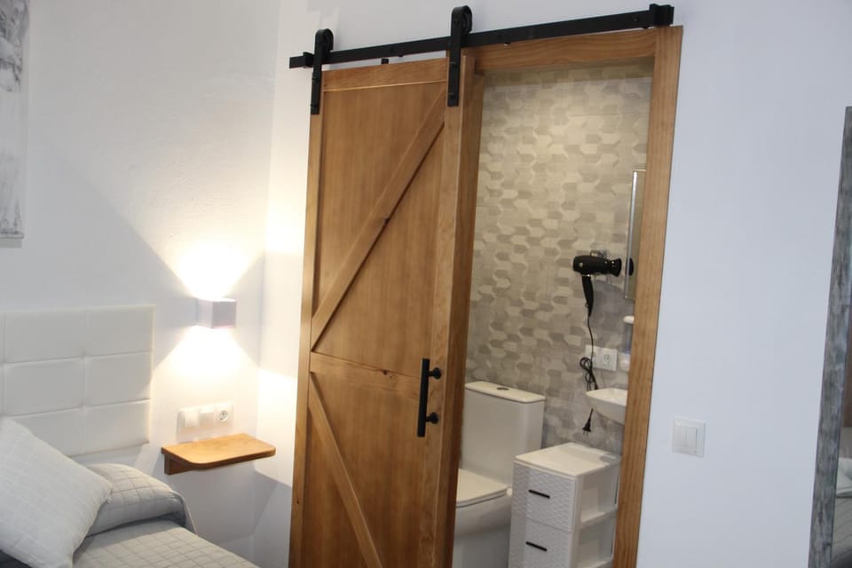 Shower, Toilet, Bed, Bathroom, Photo of the whole room, Bedroom, towels