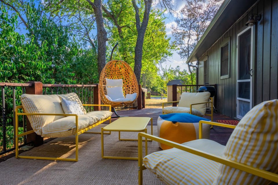 Zen Bungalow - Hot Tub & Close to Main House in Fredericksburg