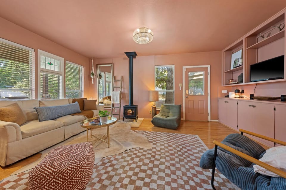 Zen Bungalow - Hot Tub & Close to Main House in Fredericksburg