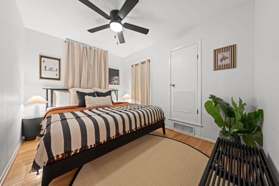 Zen Bungalow - Hot Tub & Close to Main House in Fredericksburg