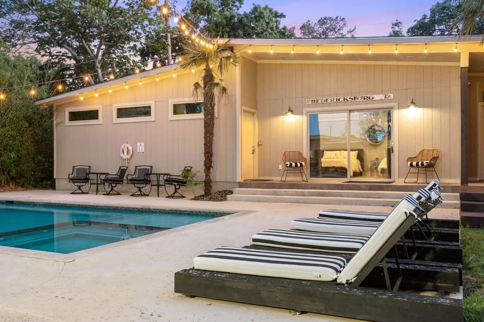 Schatzi Haus - Theater Room Pool Close to Main House in Fredericksburg