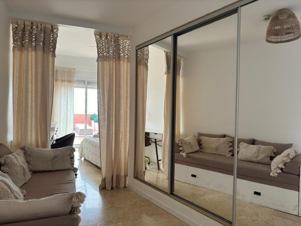 Seating area, Bedroom, wardrobe
