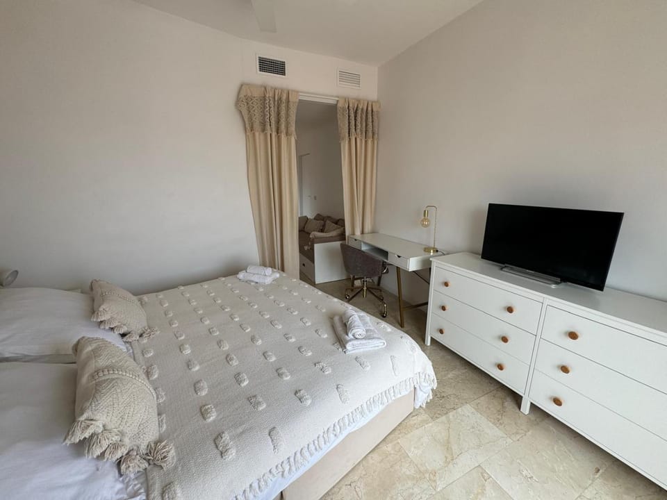 Bed, TV and multimedia, Bedroom