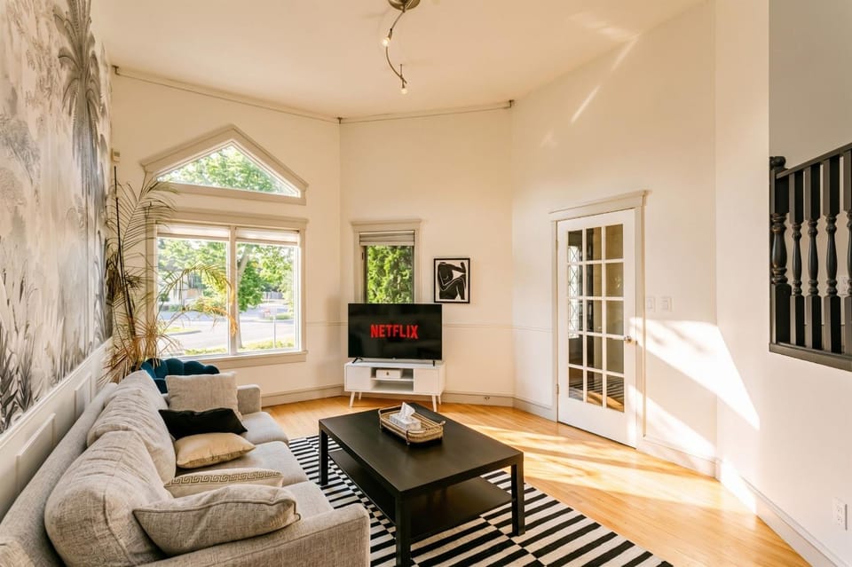 TV and multimedia, Living room, Photo of the whole room, Decorative detail, Seating area