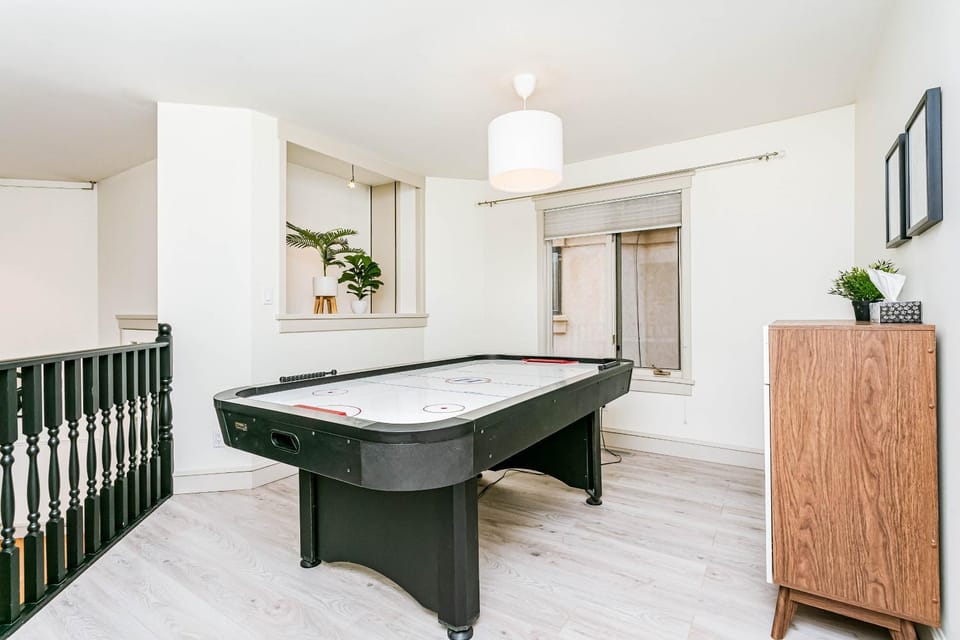 Chic Central 4BDRM Home-King Bed-AirHockey-Mins DT Apartment in Edmonton