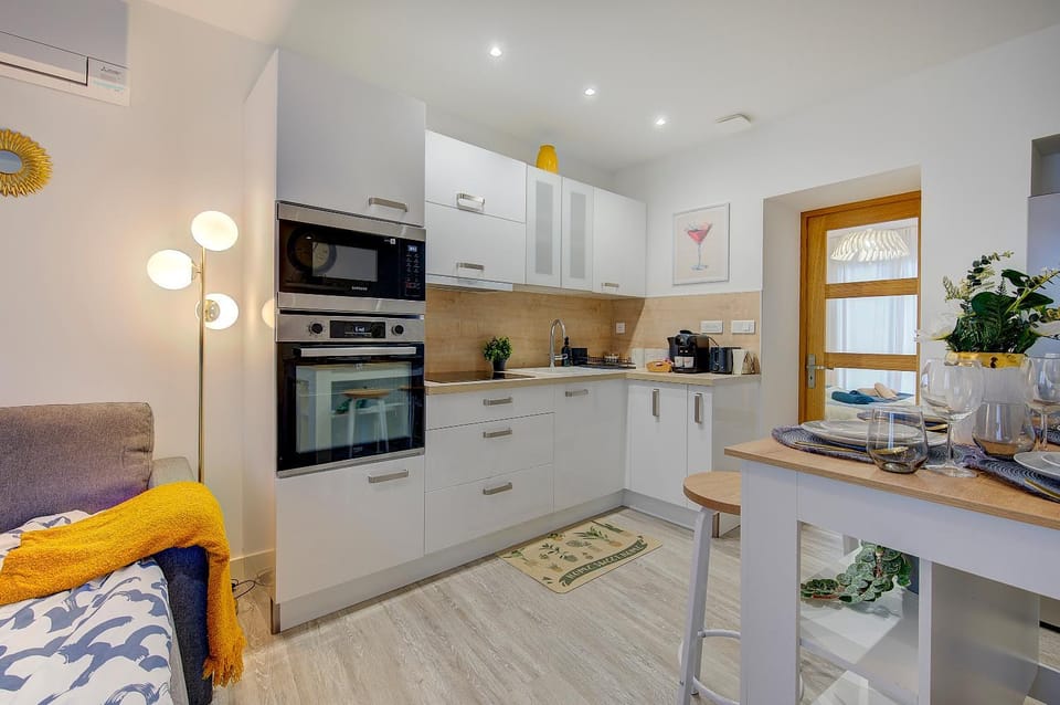 Dining area, oven, stove, toaster