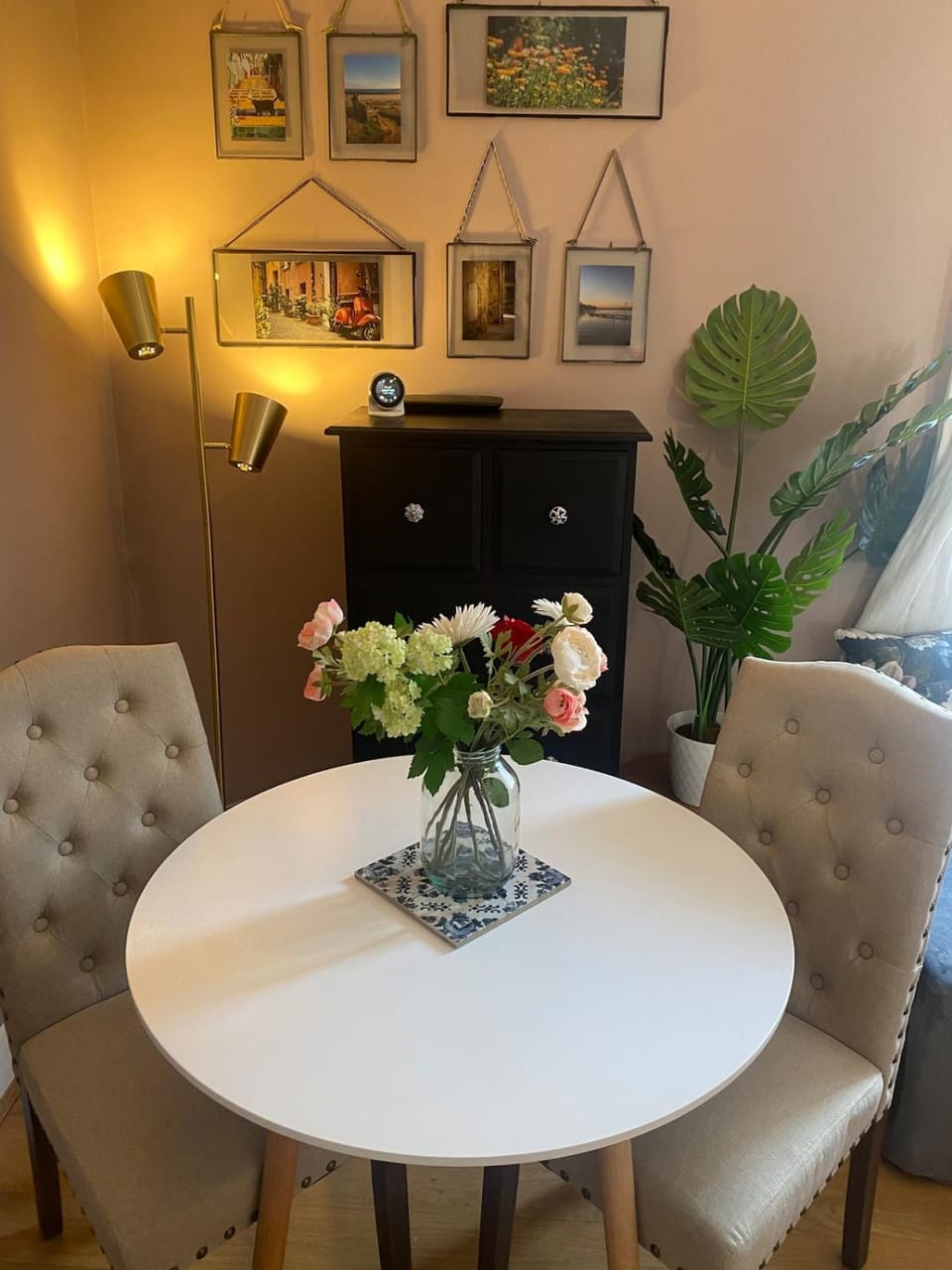 Living room, Seating area, Dining area