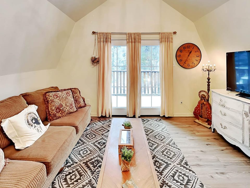 TV and multimedia, Balcony/Terrace, Living room, Seating area, furniture