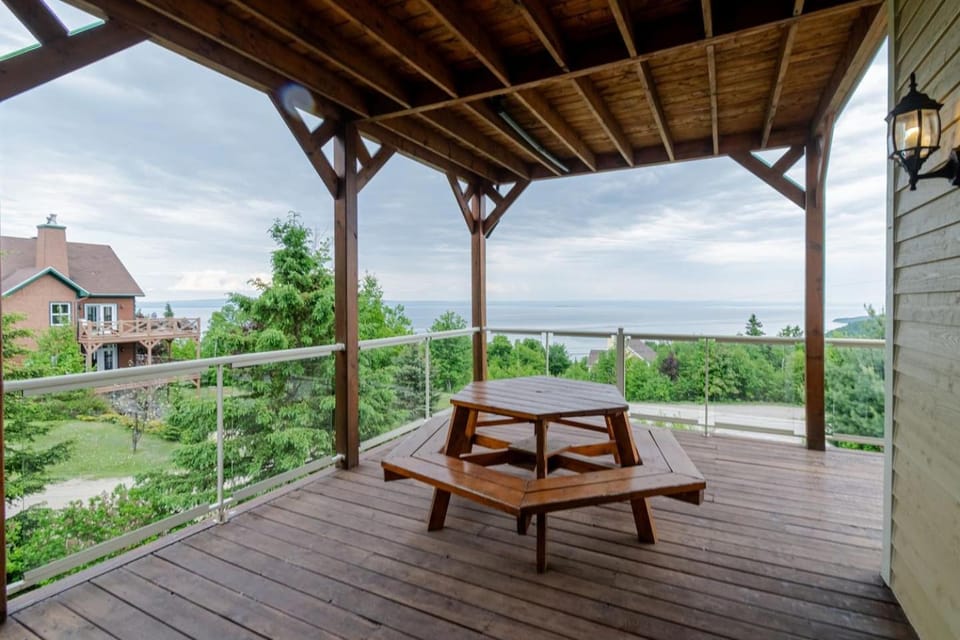 LEstran - 5BR3BA Spa View FP - Lower Unit Apartment in Baie-Saint-Paul