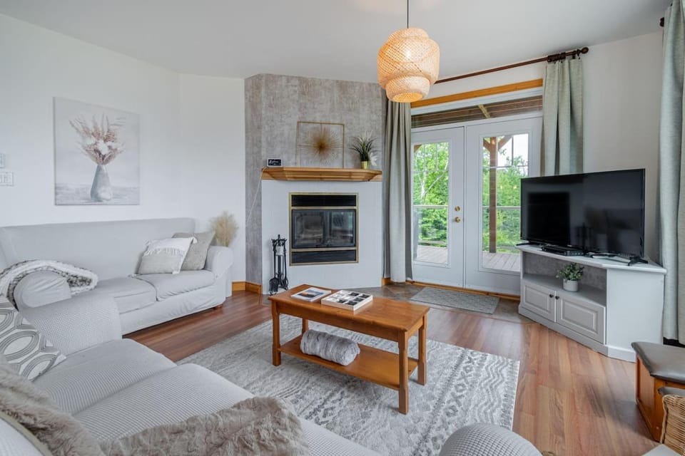 LEstran - 5BR3BA Spa View FP - Lower Unit Apartment in Baie-Saint-Paul