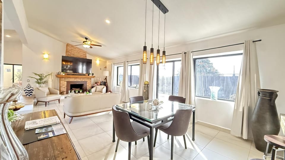 Kitchen or kitchenette, Living room, Seating area, Dining area