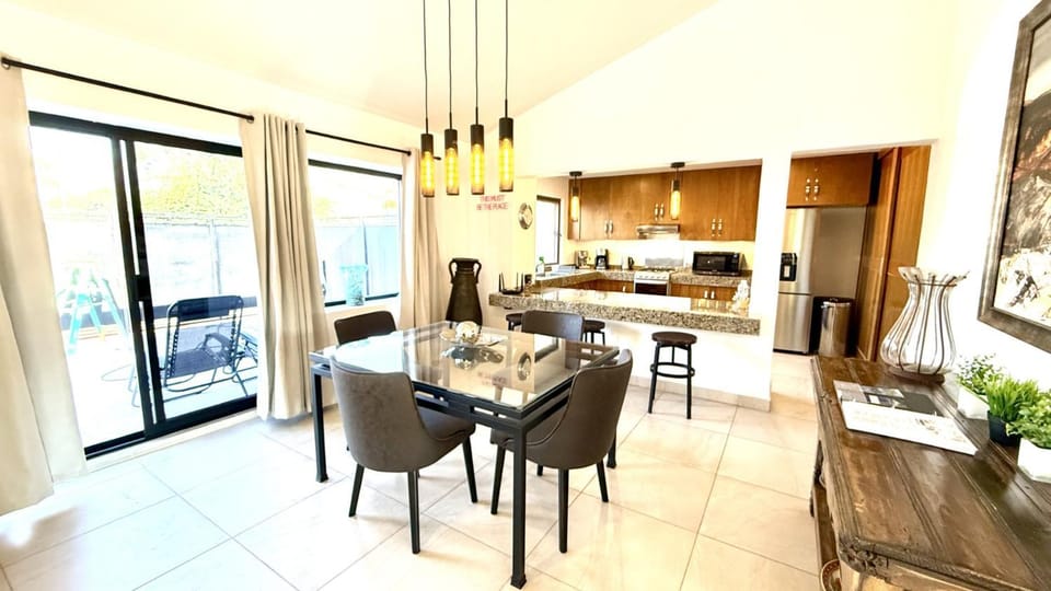 Kitchen or kitchenette, Living room, Seating area, Dining area, minibar, oven, stove