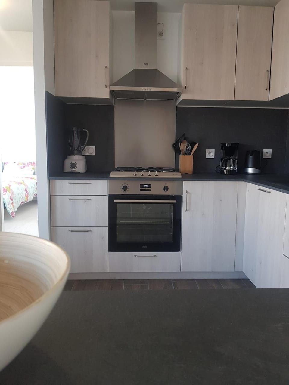 Coffee/tea facilities, dishwasher, oven, stove, toaster, kitchen