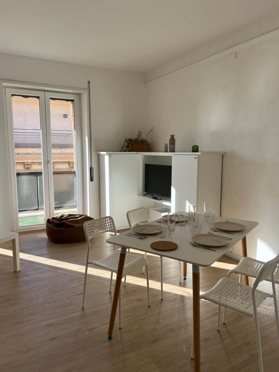 TV and multimedia, Living room, Dining area