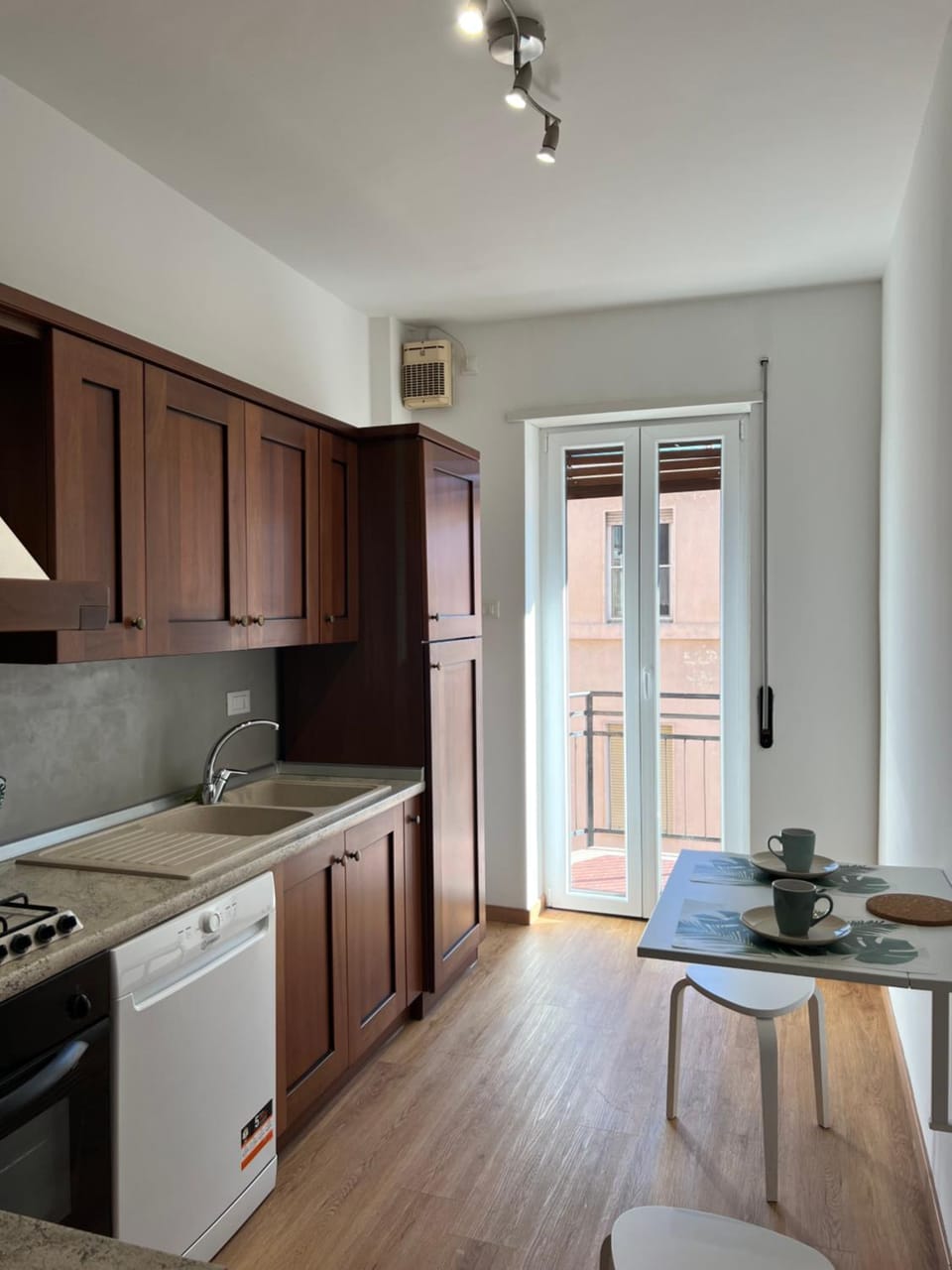 Kitchen or kitchenette, Dining area, dishwasher, oven, pet friendly