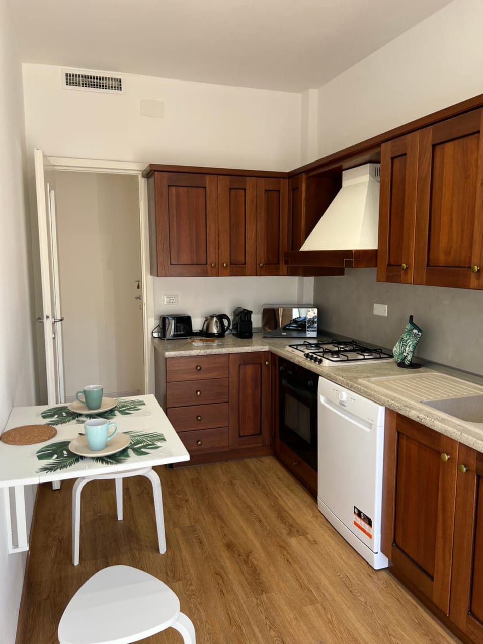 Coffee/tea facilities, Kitchen or kitchenette, Dining area, dishwasher, oven, pet friendly, toaster