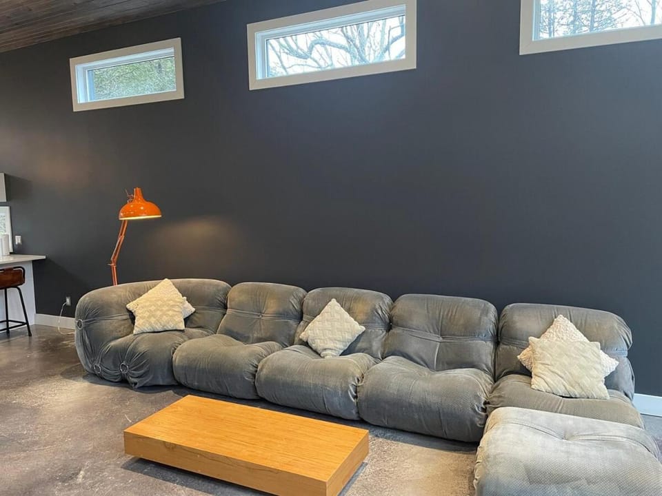 McCracken's Mid Century Modern Luxury Cottage Villa in Douro-Dummer