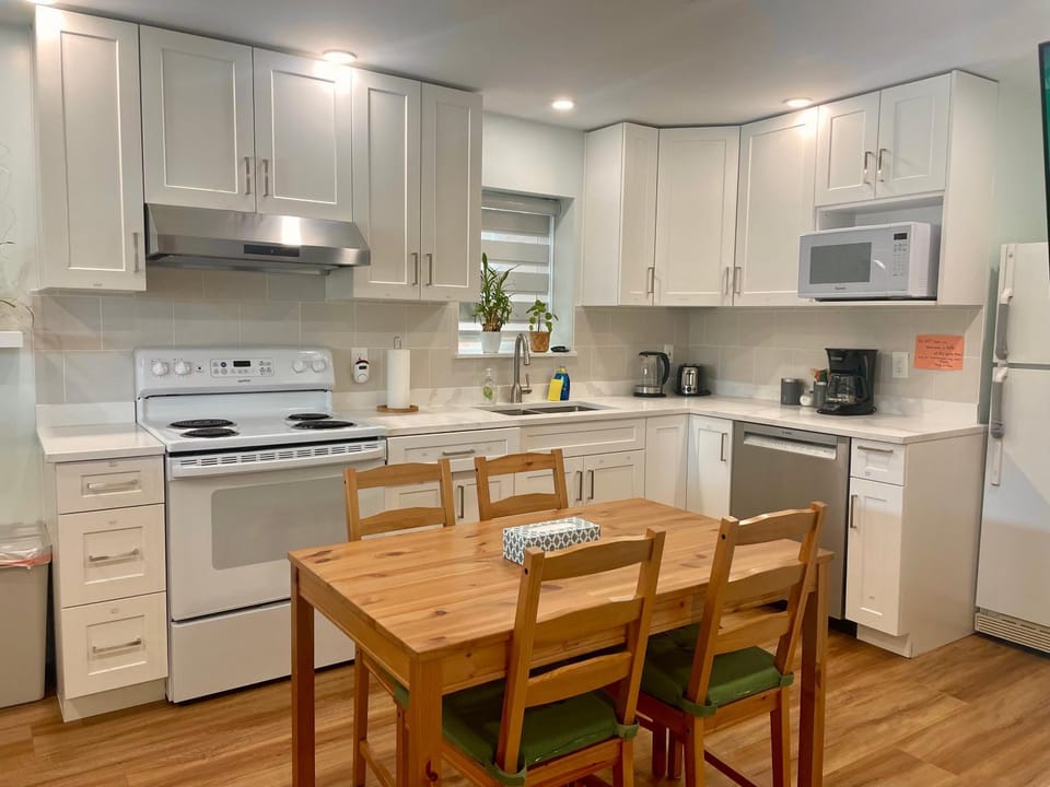 Coffee/tea facilities, Kitchen or kitchenette, Dining area, dishwasher, oven, stove, toaster